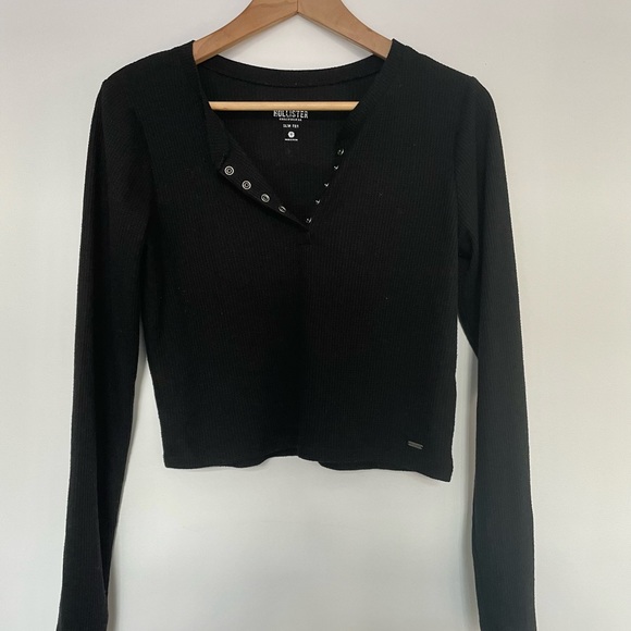 Fine black long sleeve from Hollister 🖤 - Picture 2 of 2